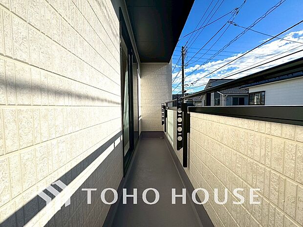 頬をなでる優しい風を感じることが出来るバルコニー。つい深呼吸をしたくなる気持ちの良い眺望です。