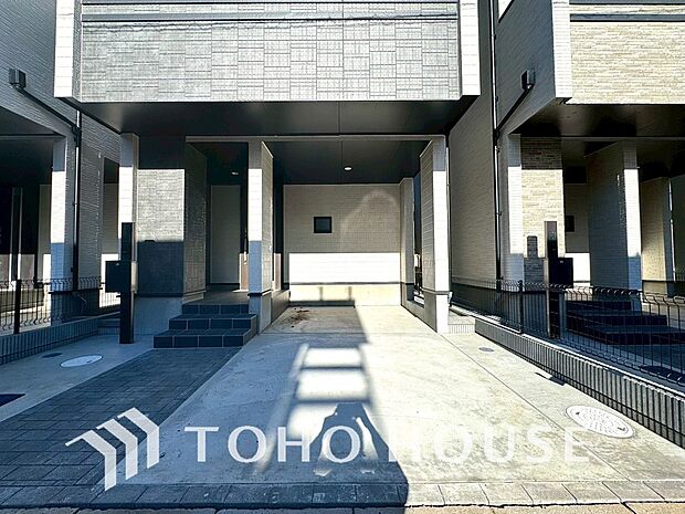 ゆったりとした駐車スペースを確保いたしましたので、大きめのお車でも駐車可能です。