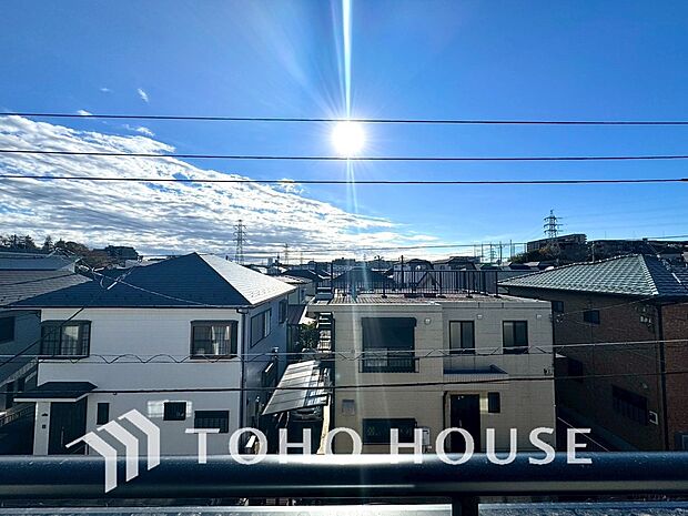 星空が地上に映りこむかのような夜景のきらめきまで、この街ならではの美しい風景の物語が室内に展開。