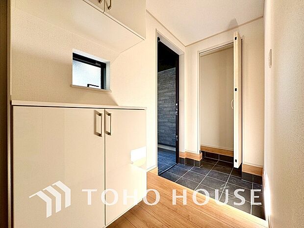 広々した玄関スペースはベビーカーも楽々置けるゆったりスペースが魅力です。