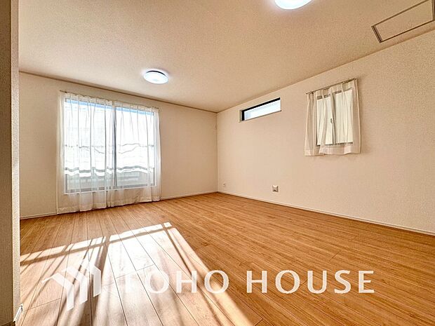 リビングも広く設け、訪れる人々を暖かく迎えてくれます。