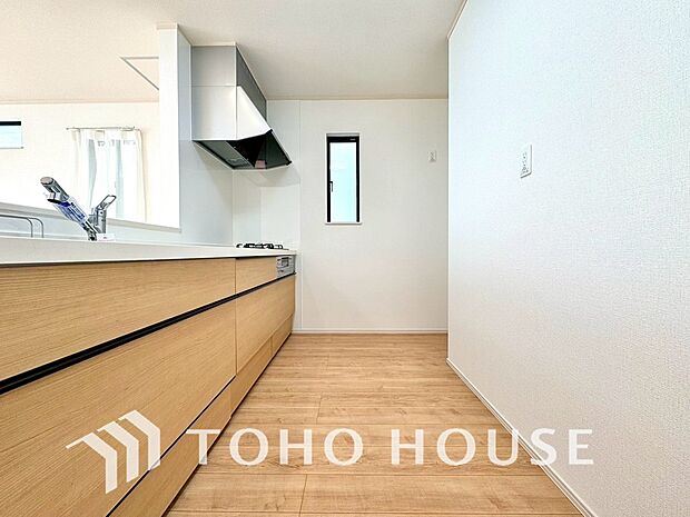 夫婦そろってキッチンに立っても調理がしやすく余裕の広さ。家事をしながら会話も弾みます。