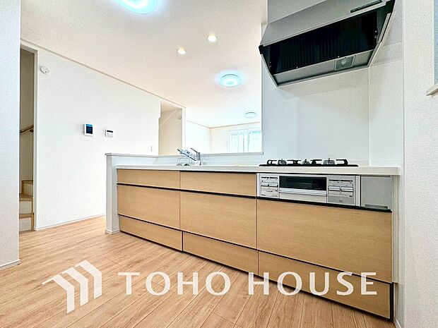 キッチンの収納は、デッドスペースになりやすい箇所を有効活用できる、スライド式収納を採用しました。