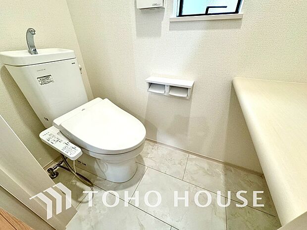 十分な広さと清潔感のあるカラーで纏まったおトイレ。時間に余裕とゆとりを持たせます。