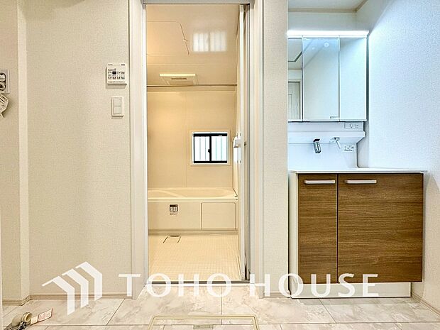 身だしなみのチェックがしやすい大きな鏡、下には収納がたっぷり。スッキリとした空間を演出いたします。