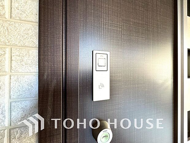 合鍵防止・オートロック設定など防犯性も高く、手がふさがっていても開錠できるスマートキー。