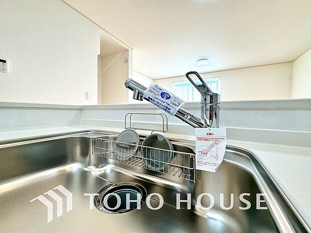 浄水器。ボタンひとつで浄水と原水に切り替えられる浄水器一体型水栓を使用。