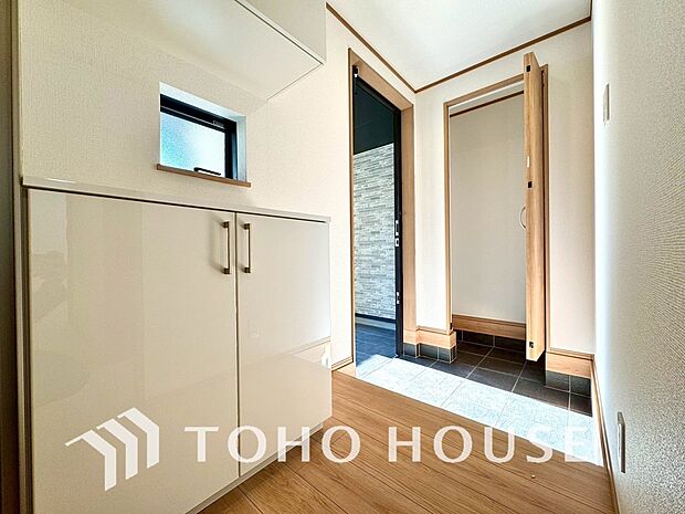 広々とした玄関スペースは何かと重宝します。ベビーカーも楽々置けるゆったりスペースが魅力です。