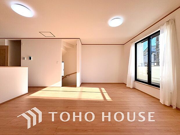 光が注がれる青い空から鮮やかに赤色にゆっくりと染まる。そんな優しい時間がここでは流れてゆく。