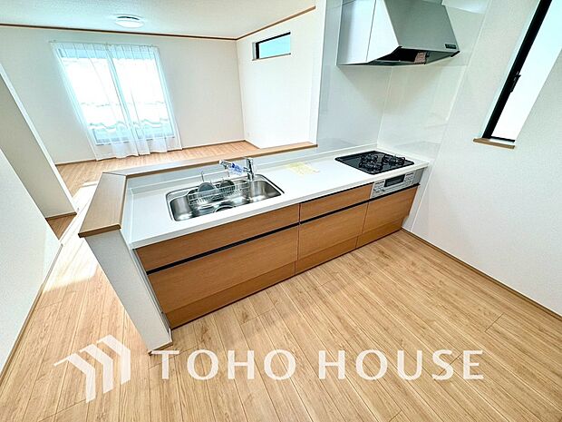 キッチンは、リビングで寛ぐ家族や小さなお子様を見守りながら料理が出来る対面式の温もり設計。