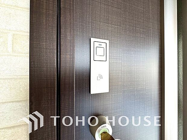 合鍵防止・オートロック設定など防犯性も高く、手がふさがっていても開錠できるスマートキー。