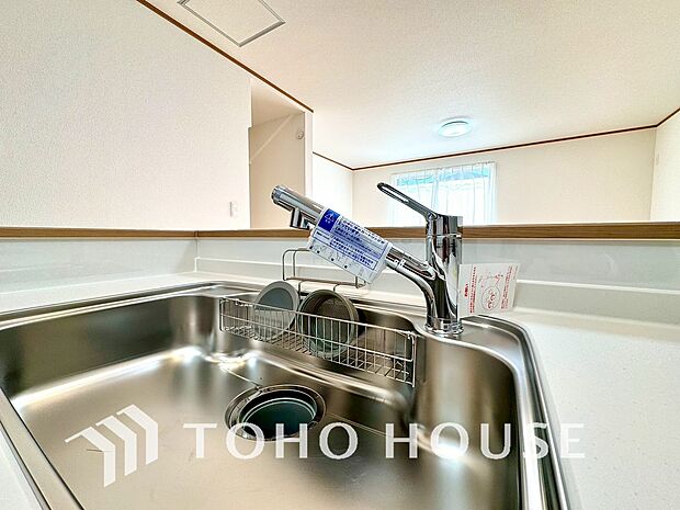 浄水器。ボタンひとつで浄水と原水に切り替えられる浄水器一体型水栓を使用。