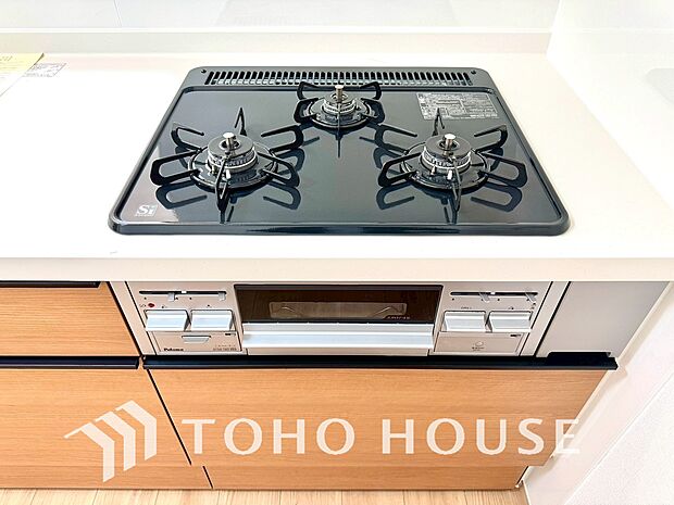 3口コンロは一度に複数のお料理を作ることができるメリットがあります。毎日のキッチンタイムを効率よく。