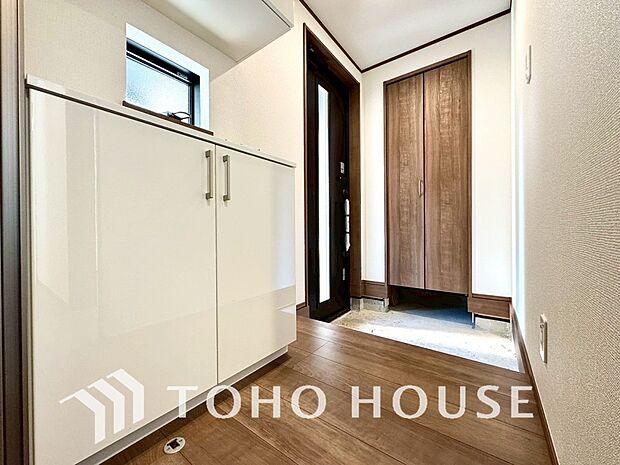 玄関そばの廊下収納。日用品のストックや防災グッズを置いたりと、何かと便利に使えます。