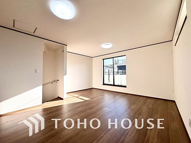 光が注がれる青い空から鮮やかに赤色にゆっくりと染まる。そんな優しい時間がここでは流れてゆく。