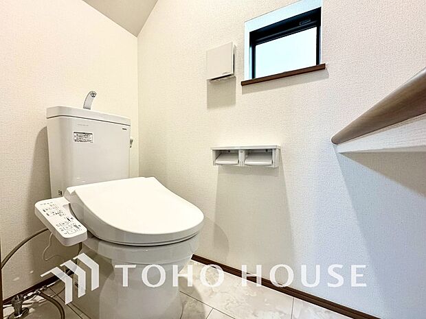 十分な広さと清潔感のあるカラーで纏まったおトイレ。時間に余裕とゆとりを持たせます。