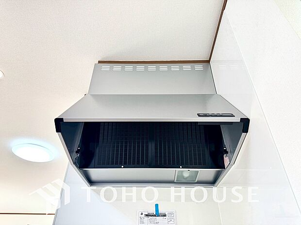 昨今主流のスリムタイプのレンジフード。スタイリッシュな見た目からインテリアとしても人気がある型です。