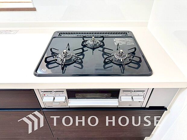 3口コンロは一度に複数のお料理を作ることができるメリットがあります。毎日のキッチンタイムを効率よく。