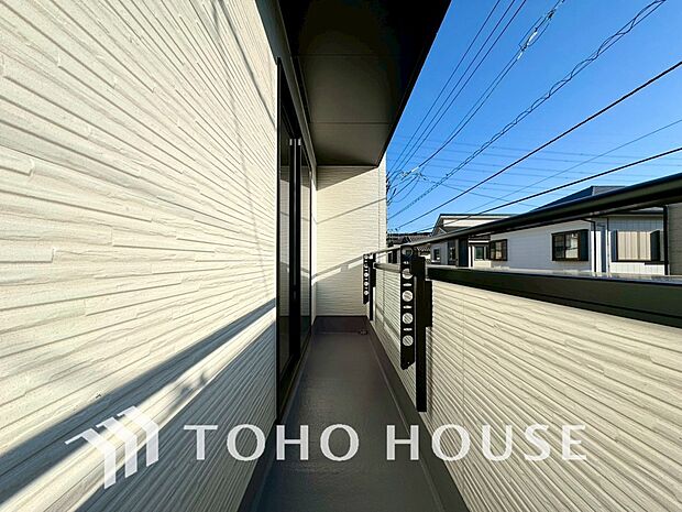 頬をなでる優しい風を感じることが出来るバルコニー。つい深呼吸をしたくなる気持ちの良い眺望です。