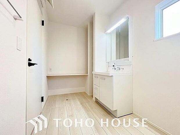 お家の中でも特にプライベートスペースとなる洗面所は、洗濯場所と浴室を同じ空間でまとめております。