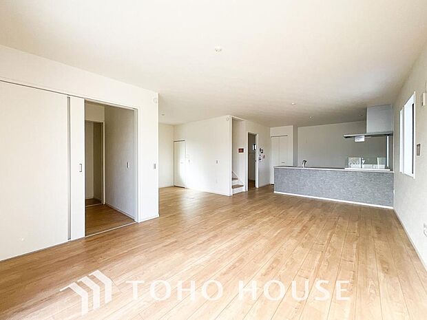 光が注がれる青い空から鮮やかに赤色にゆっくりと染まる。そんな優しい時間がここでは流れてゆく。