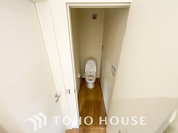 十分な広さと清潔感のあるカラーで纏まったおトイレ。時間に余裕とゆとりを持たせます。