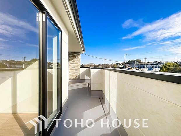 頬をなでる優しい風を感じることが出来るバルコニー。つい深呼吸をしたくなる気持ちの良い眺望です。