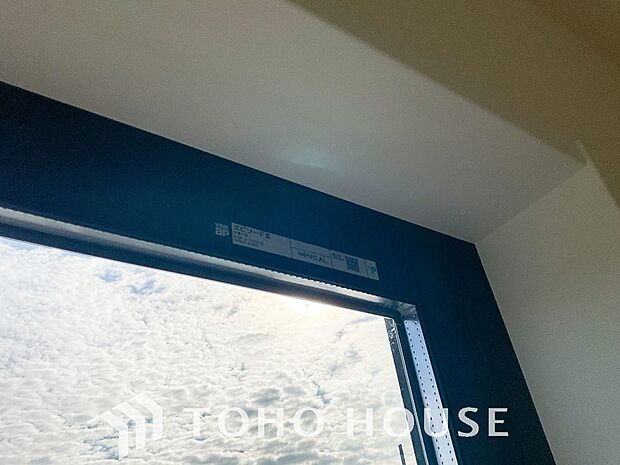 二層のガラスの間に空気層や特殊ガス層を作ることで断熱性能や結露防止効果を高めたサッシを装備してます。