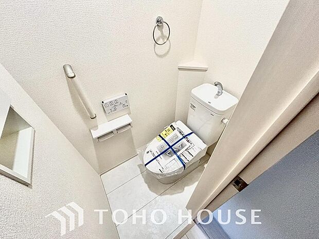 十分な広さと清潔感のあるカラーで纏まったおトイレ。時間に余裕とゆとりを持たせます。