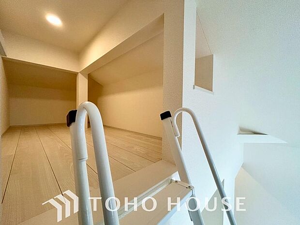 天井の有効スペースを活用した開けたロフト空間。季節物や思い出の品の収納場所として。