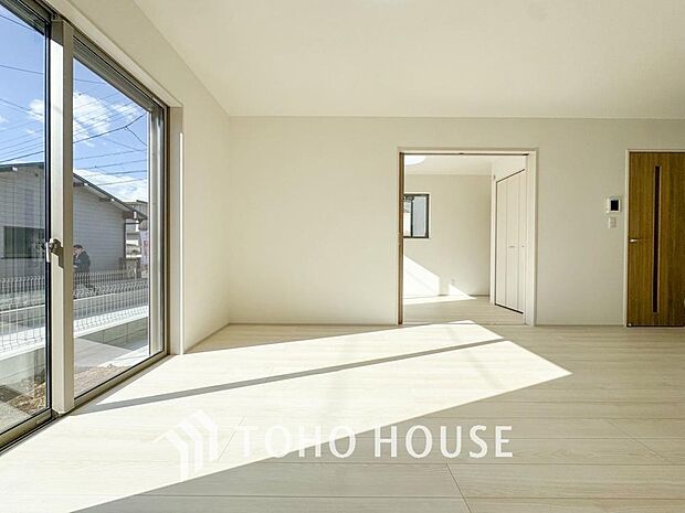 リビングも広く設け、訪れる人々を暖かく迎えてくれます。