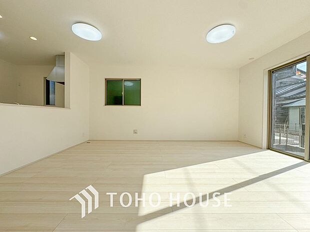 光が注がれる青い空から鮮やかに赤色にゆっくりと染まる。そんな優しい時間がここでは流れてゆく。