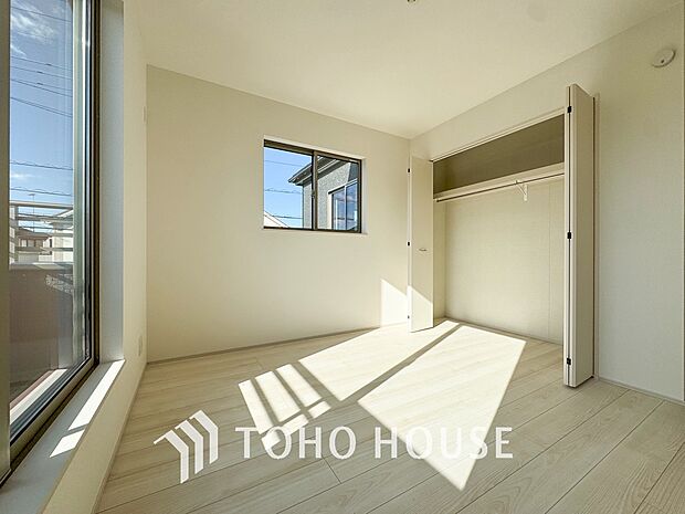 居室にはクローゼットを完備し、自由度の高い家具の配置が叶うシンプルな空間です。