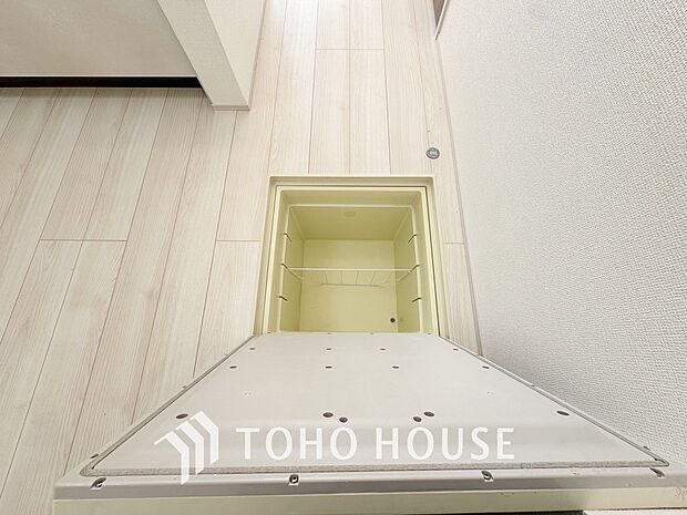 キッチン下部に設けた床下収納。缶詰のストックや非常食、梅酒や味噌などの保存食入れとして利用可です。