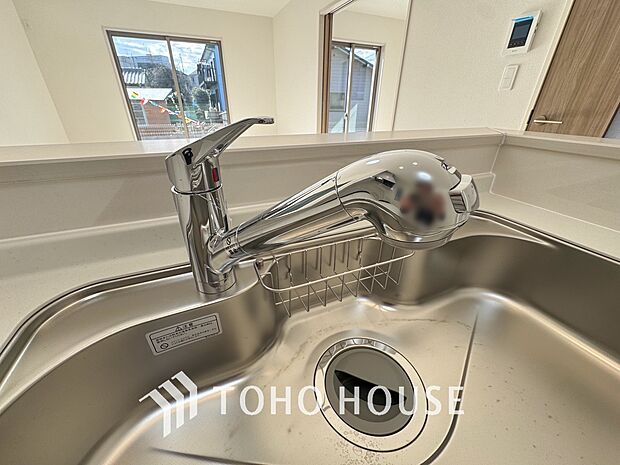 浄水器ボタンひとつで浄水と原水に切り替えられる浄水器一体型水洗を使用。