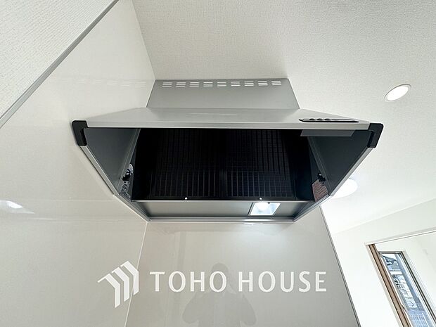 キッチンの換気扇はスタイリッシュなデザインで、日々のお手入れもラクラクな仕様となっております。