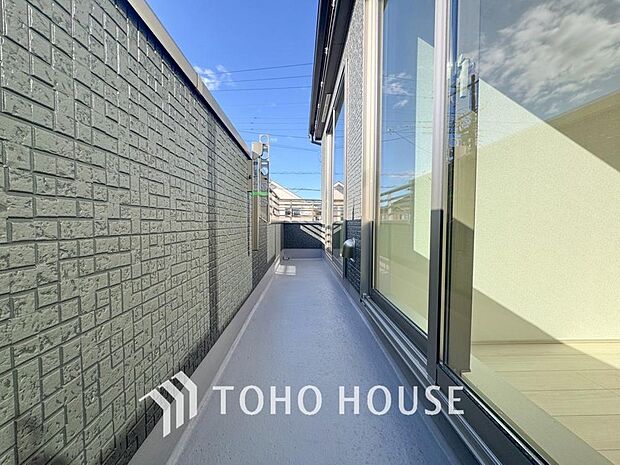 暖かい陽ざしが差込むバルコニーは、晴れた日には、洗濯物が良く乾きます。また、風通しも良好です。