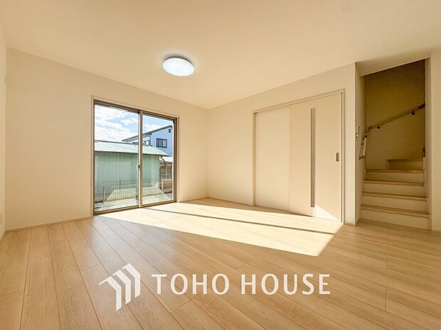 リビングも広く設け、訪れる人々を暖かく迎えてくれます。