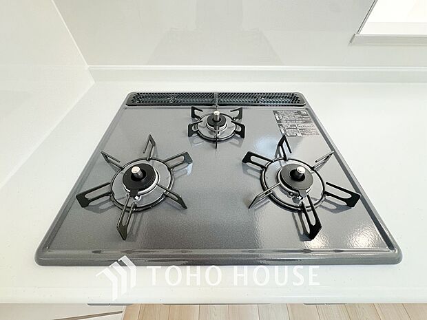 3口コンロは一度に複数のお料理を作ることができるメリットがあります。毎日のキッチンタイムを効率よく。