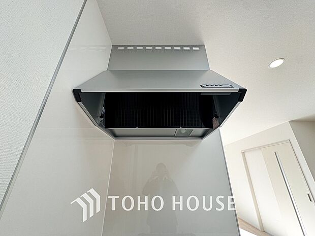 キッチンの換気扇はスタイリッシュなデザインで、日々のお手入れもラクラクな仕様となっております。