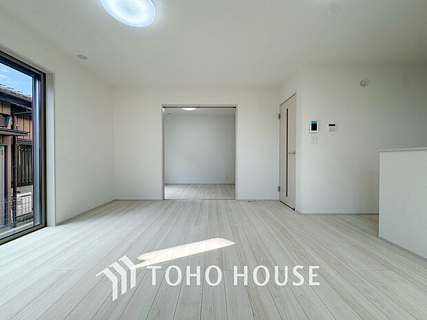 光が注がれる青い空から鮮やかに赤色にゆっくりと染まる。そんな優しい時間がここでは流れてゆく。