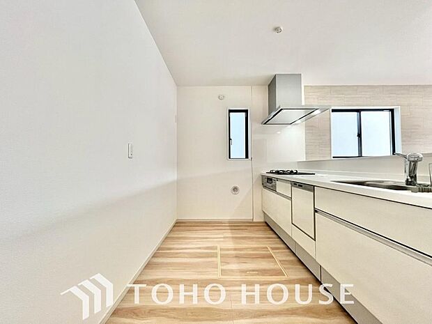 夫婦そろってキッチンに立っても調理がしやすく余裕の広さ。家事をしながら会話も弾みます。