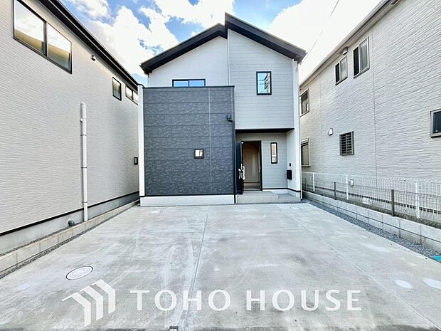 ゆったりとした駐車スペースを確保いたしましたので、大きめのお車でも駐車可能です。