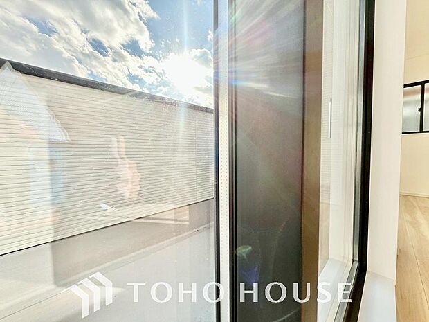 二層のガラスの間に空気層や特殊ガス層を作ることで断熱性能や結露防止効果を高めたサッシを装備してます。