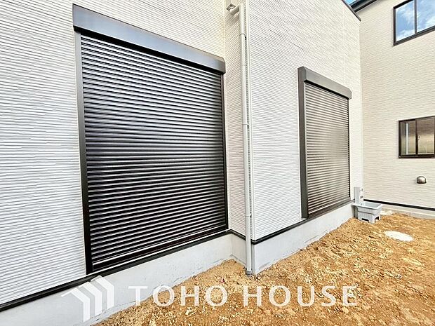 台風などの激しい雨風からお家を守るのはもちろん、空き巣対策などの防犯抑止や防音にも効果を発揮します。