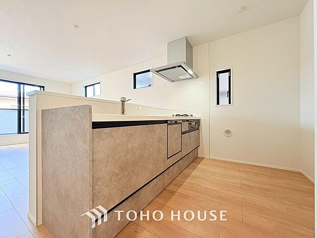 キッチンの収納は、デッドスペースになりやすい箇所を有効活用できる、スライド式収納を採用しました。