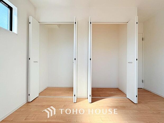 建物内部の収納には拘りました。共有部分に設けた収納。お荷物が多い方にも安心です。