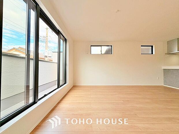 リビングも広く設け、訪れる人々を暖かく迎えてくれます。