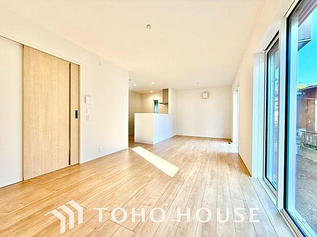 爽やかな通風と採光を存分に感じる事が出来る空間。毎日の暮らしに癒しをもたらす居心地の良いリビング。