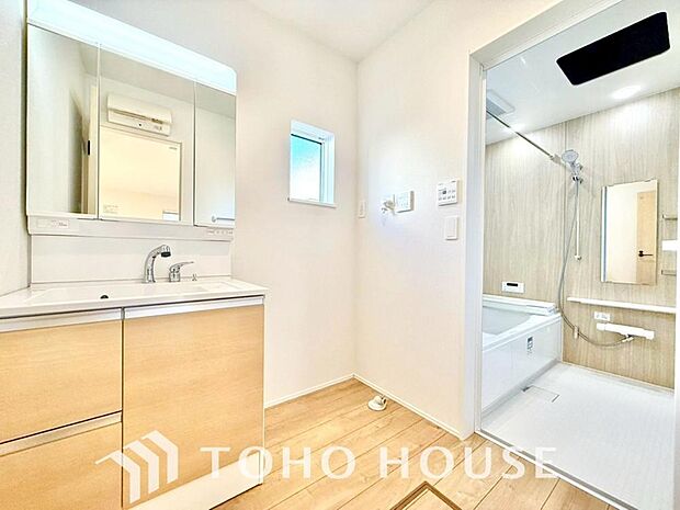 身だしなみのチェックがしやすい大きな鏡、下には収納がたっぷり。スッキリとした空間を演出いたします。